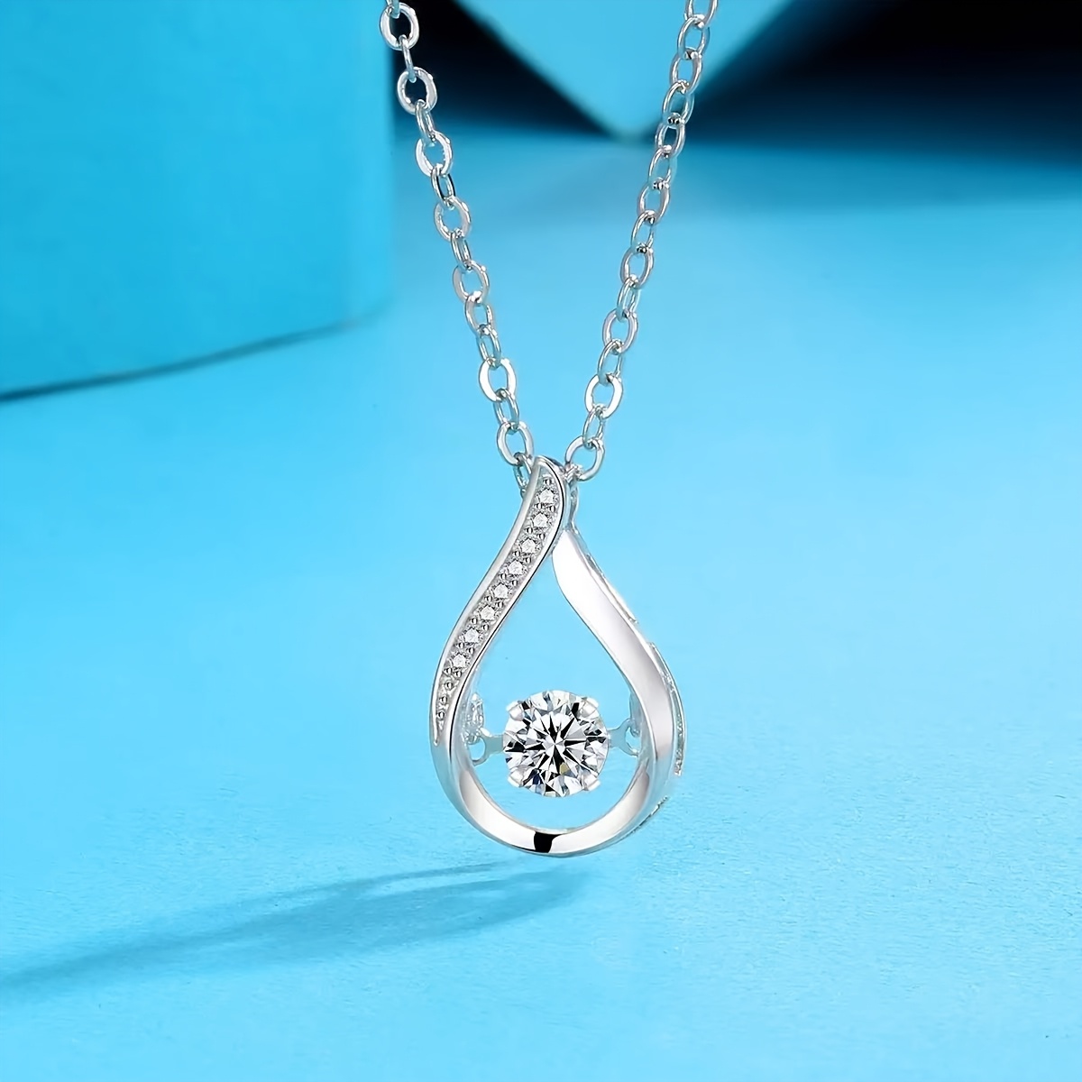 Women's Hypoallergenic Dynamic Waterdrop Pendant Necklace